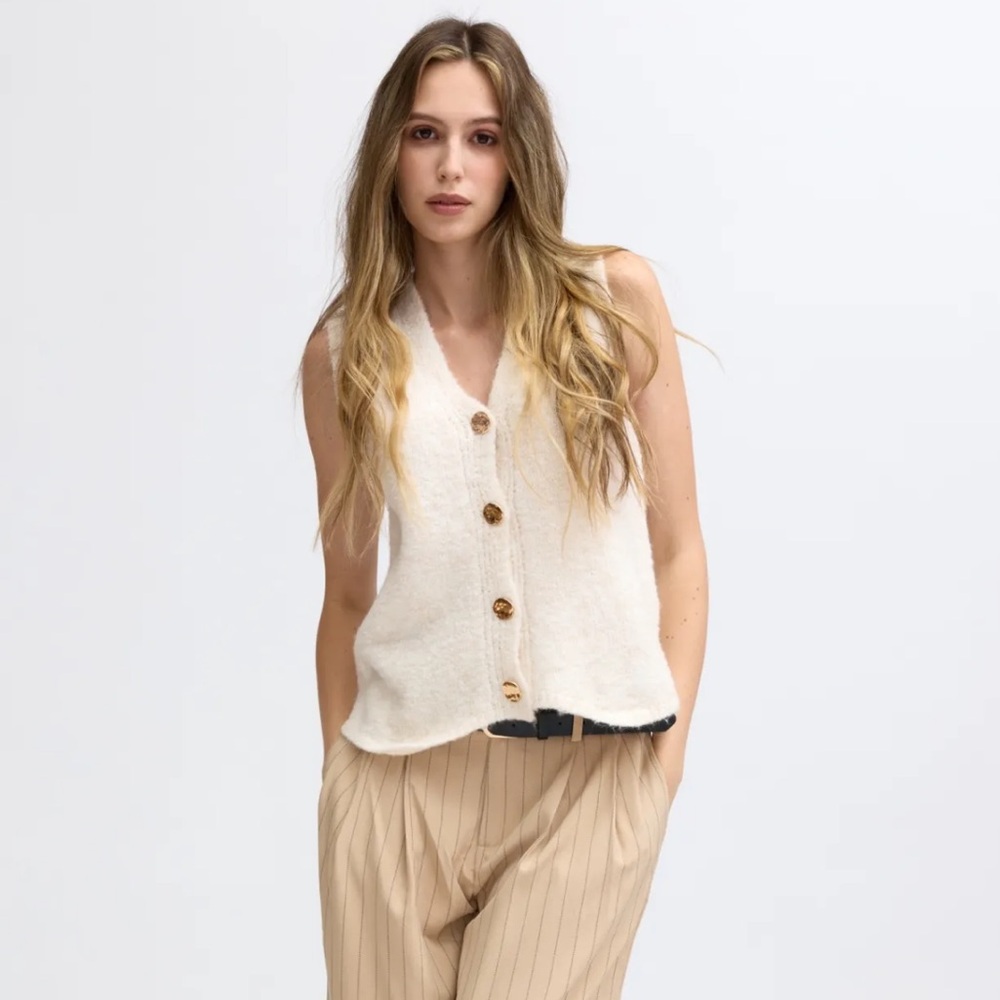 FROM PARIS FRANCE 🇫🇷 Cream Sleeveless Button-Up Top